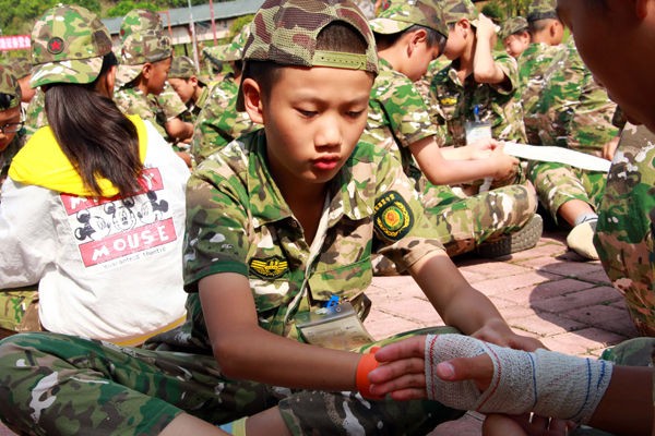 青島小硬漢軍事夏令營價格