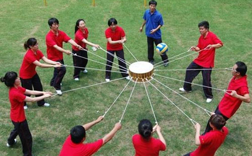 拓展項目擊鼓顛球